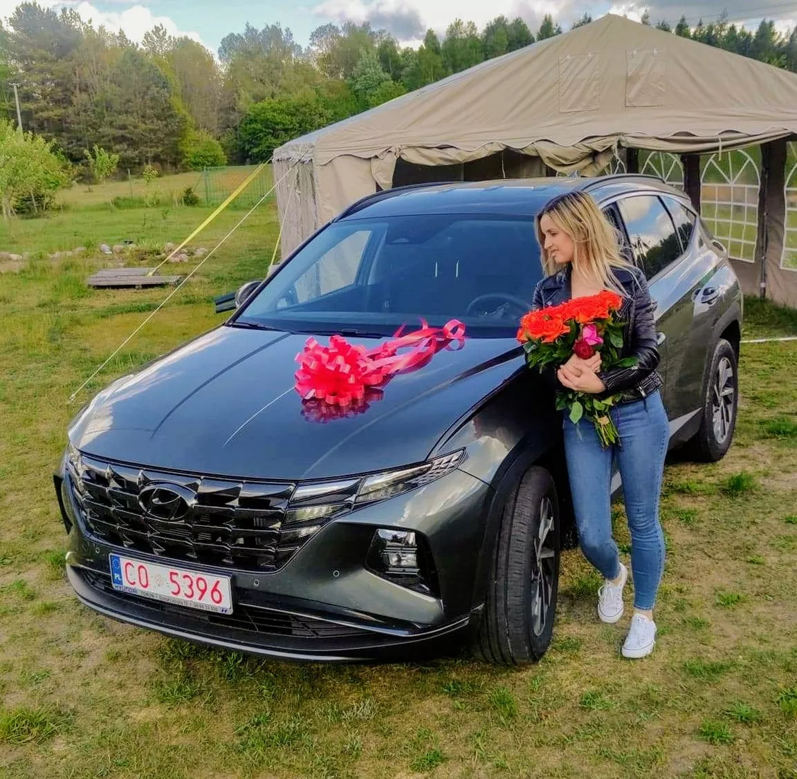 Popularny gwiazdor disco polo kupił swojej żonie bez okazji drogi samochód! Jej reakcja była bezcenna! 